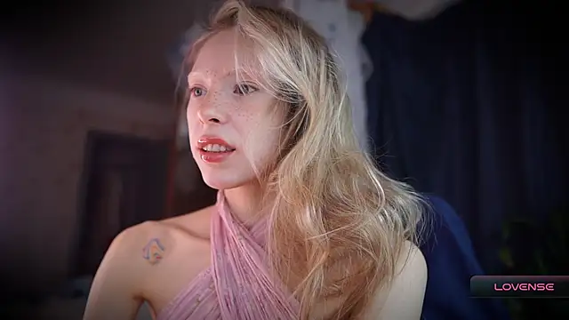 Snapshot of _Phantom_thread_ chatting on November 2025 09:43:01 AM Phantom thread online show from November 2025 09:43:01 AM