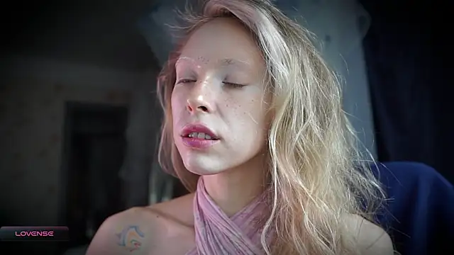 Snapshot of _Phantom_thread_ chatting on October 2025 09:54:02 AM Phantom thread online show from October 2025 09:54:02 AM