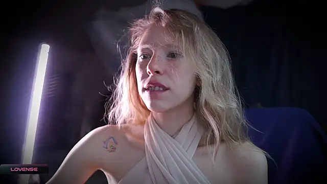 Snapshot of _Phantom_thread_ chatting on November 2025 09:57:02 AM Phantom thread online show from November 2025 09:57:02 AM