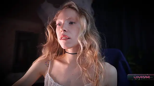 Snapshot of _Phantom_thread_ chatting on December 2025 10:25:01 AM Phantom thread online show from December 2025 10:25:01 AM