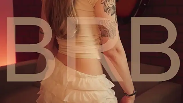 Snapshot of EllieCutes chatting on December 2025 05:18:02 AM EllieCutes online show from December 2025 05:18:02 AM