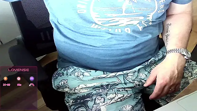 Snapshot of Big_And_ThickUK chatting on June 2026 12:21:02 PM Big And ThickUK online show from June 2026 12:21:02 PM