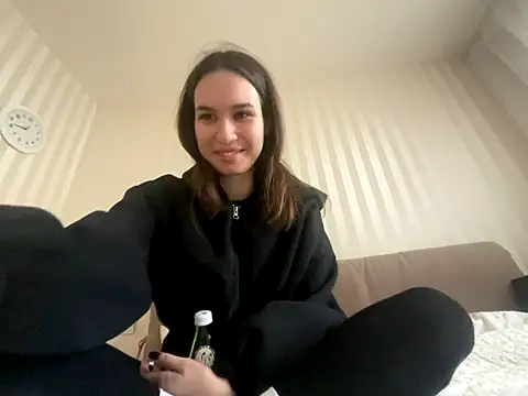 Roxie Mils online show from November 2025 09:45:02 AM