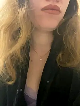 Snapshot of EvaRush chatting on December 2024 11:57:02 PM EvaRush online show from December 2024 11:57:02 PM