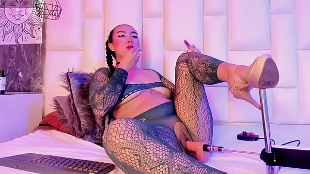 AntonellaQueenn online show from May 2026 11:28:01 AM