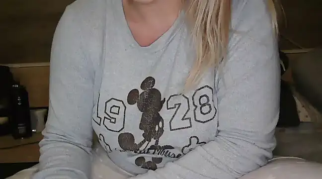 LaRa forU online show from March 2025 10:13:01 PM