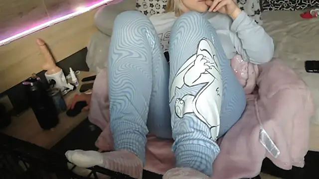LaRa forU online show from March 2025 04:04:01 PM