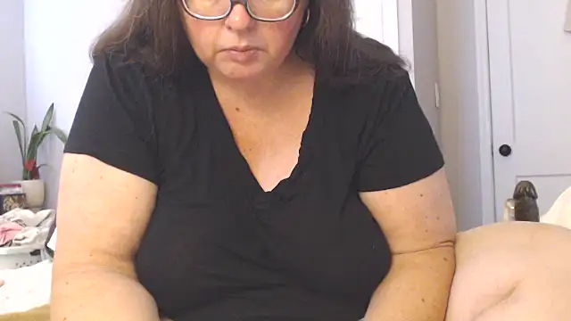 Snapshot of LauLauPAWG chatting on May 2026 06:12:02 PM LauLauPAWG online show from May 2026 06:12:02 PM