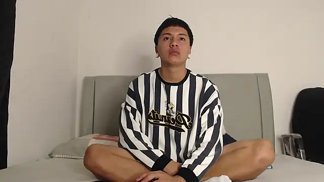 alex-lover online show from April 2026 07:42:02 PM