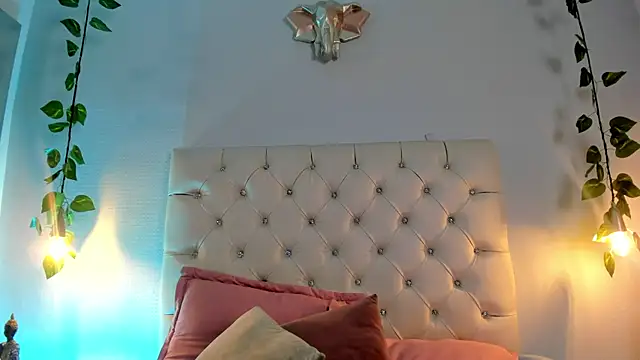 Snapshot of Isabella_Flowers chatting on October 2025 11:19:02 PM Isabella Flowers online show from October 2025 11:19:02 PM