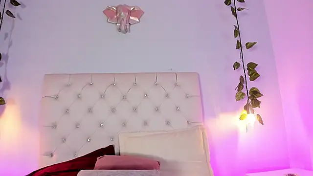 Isabella Flowers online show from December 2025 07:45:01 PM