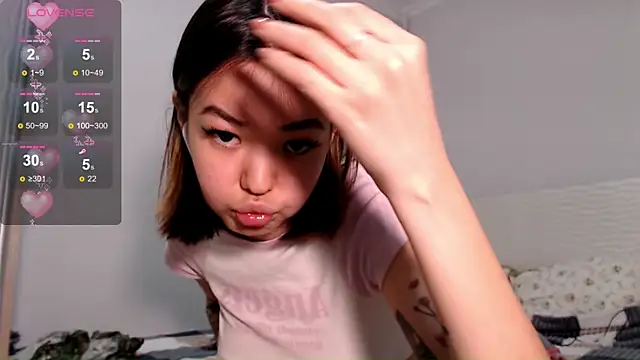 Snapshot of osaka_nia chatting on October 2025 02:49:01 PM osaka nia online show from October 2025 02:49:01 PM
