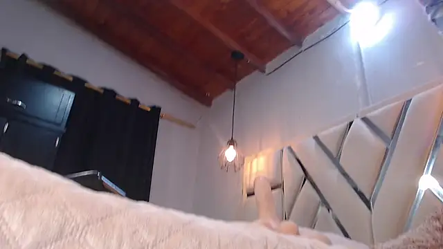 Luna Florez online show from November 2025 04:16:01 AM