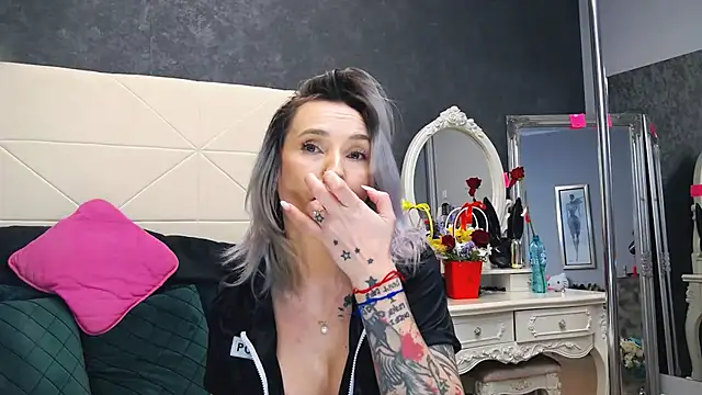 IssaSmith online show from March 2025 02:18:01 PM