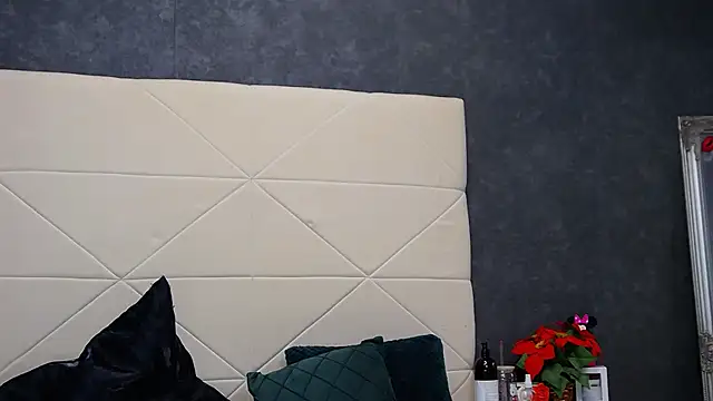 IssaSmith online show from May 2026 07:22:01 AM