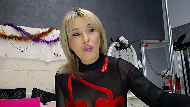 IssaSmith online show from November 2025 07:23:01 AM