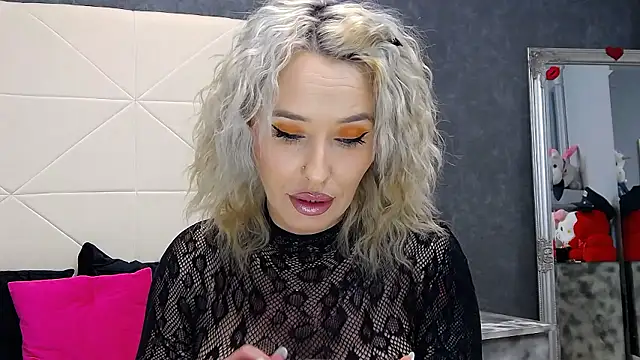 IssaSmith online show from January 2026 04:11:02 PM