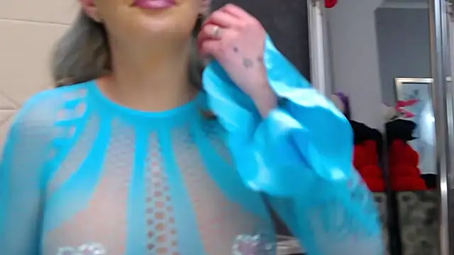 IssaSmith online show from February 2026 04:19:01 PM