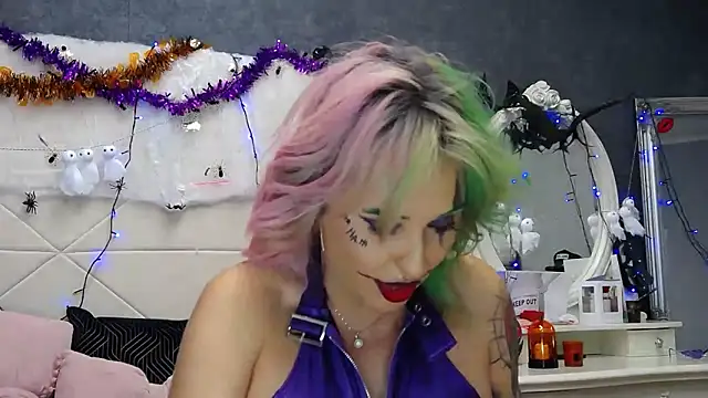 IssaSmith online show from October 2025 08:00:01 AM