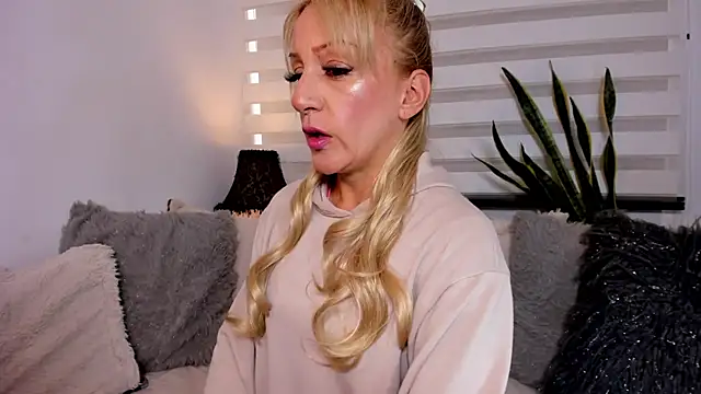 Snapshot of Sammykatt chatting on December 2025 04:19:02 PM Sammykatt online show from December 2025 04:19:02 PM