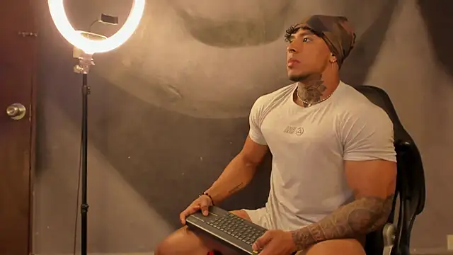 Snapshot of bradley_smith chatting on March 2025 03:12:01 PM bradley smith online show from March 2025 03:12:01 PM