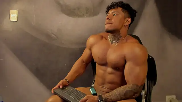 Snapshot of bradley_smith chatting on March 2025 01:01:01 PM bradley smith online show from March 2025 01:01:01 PM