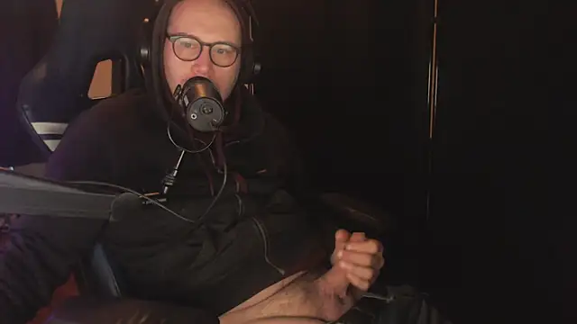 chicostick413 online show from December 2025 01:48:02 PM