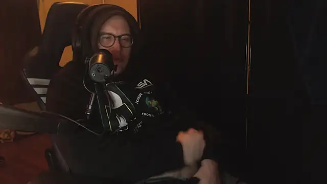 chicostick413 online show from December 2025 10:03:02 PM