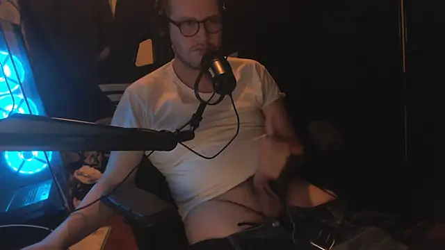 Snapshot of chicostick413 chatting on November 2025 04:01:01 AM chicostick413 online show from November 2025 04:01:01 AM