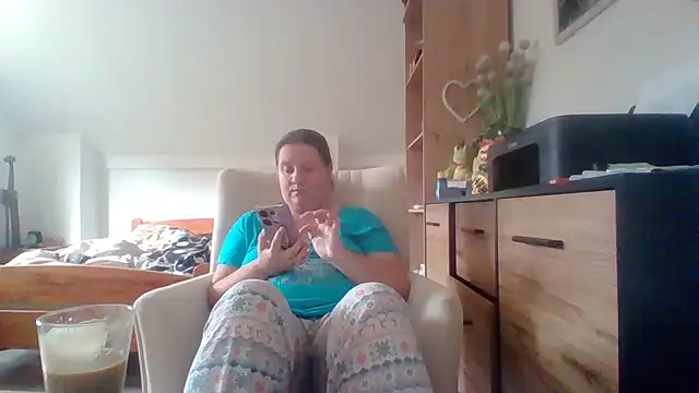 Snapshot of ReifeVenna chatting on October 2025 10:27:02 AM ReifeVenna online show from October 2025 10:27:02 AM