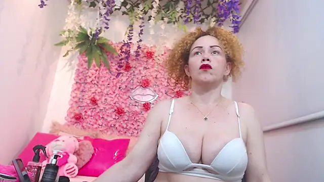 Snapshot of BLONDE_SEXYHOT chatting on November 2025 11:41:01 PM BLONDE SEXYHOT online show from November 2025 11:41:01 PM