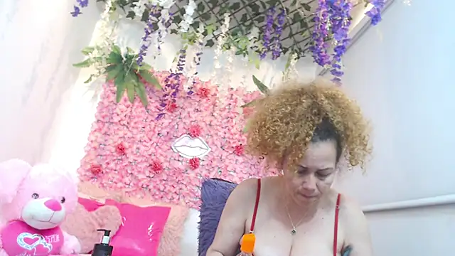 Snapshot of BLONDE_SEXYHOT chatting on November 2025 04:06:01 AM BLONDE SEXYHOT online show from November 2025 04:06:01 AM