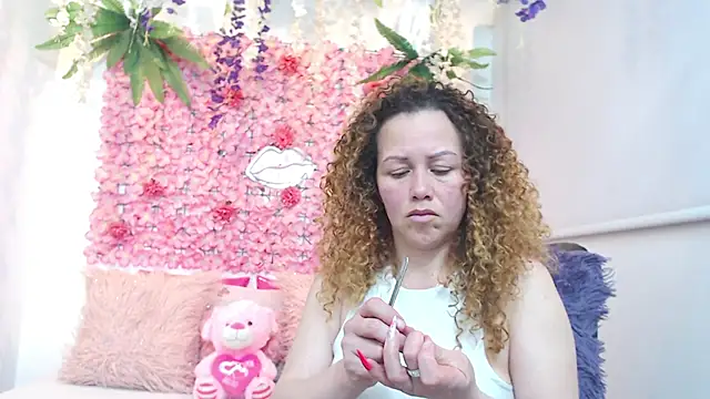 Snapshot of BLONDE_SEXYHOT chatting on November 2025 12:21:02 AM BLONDE SEXYHOT online show from November 2025 12:21:02 AM