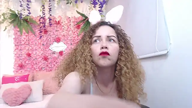 Snapshot of BLONDE_SEXYHOT chatting on October 2025 05:31:02 AM BLONDE SEXYHOT online show from October 2025 05:31:02 AM