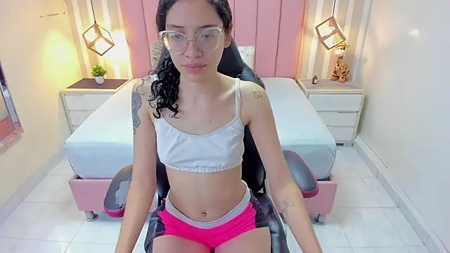 Snapshot of MAILYLOVE1 chatting on November 2025 01:11:01 PM MAILYLOVE1 online show from November 2025 01:11:01 PM