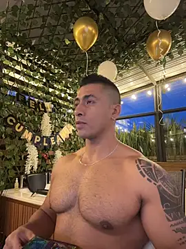 aaroncolombia online show from April 2026 11:28:01 PM