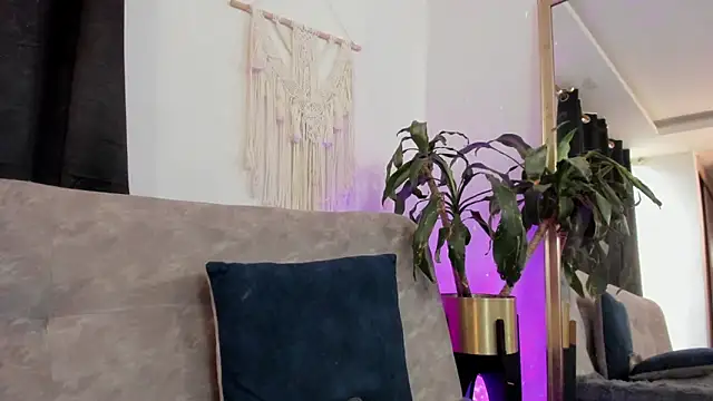 aaroncolombia online show from April 2026 10:49:02 PM