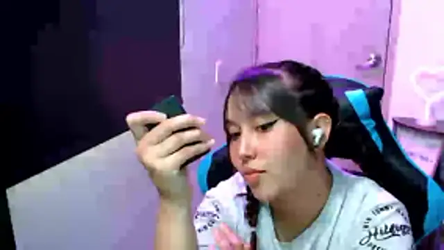 Snapshot of Skarlet_Adams28 chatting on April 2026 09:54:01 PM Skarlet Adams28 online show from April 2026 09:54:01 PM