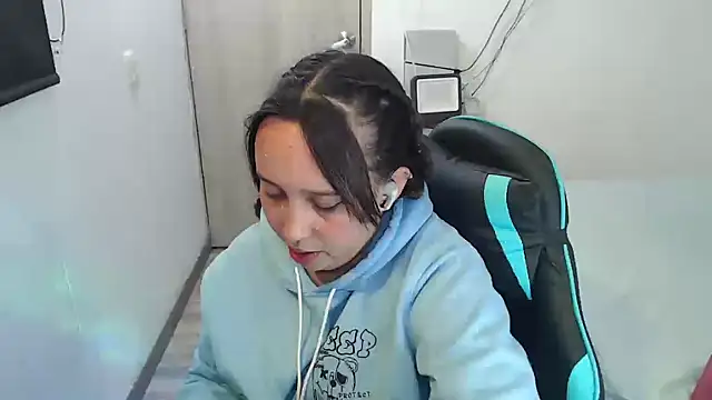 Skarlet Adams28 online show from November 2025 10:32:01 PM