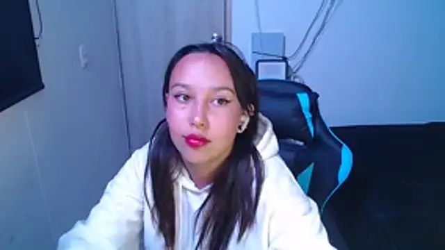 Skarlet Adams28 online show from December 2025 09:49:01 PM