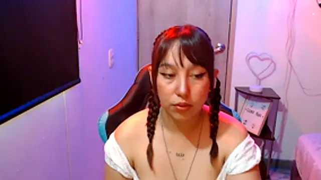 Snapshot of Skarlet_Adams28 chatting on May 2026 08:37:02 PM Skarlet Adams28 online show from May 2026 08:37:02 PM