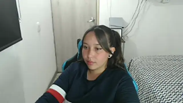 Skarlet Adams28 online show from December 2025 06:18:02 PM