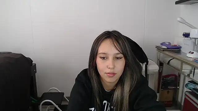 Skarlet Adams28 online show from March 2025 05:54:02 PM