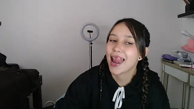 Skarlet Adams28 online show from March 2025 09:01:02 PM