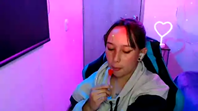 Skarlet Adams28 online show from April 2026 03:00:02 AM