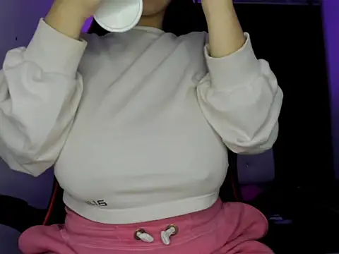 Snapshot of silviamilk chatting on November 2025 04:02:01 AM silviamilk online show from November 2025 04:02:01 AM