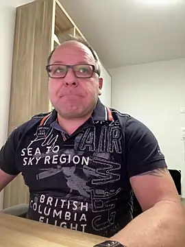 coupleLatinaLovers online show from December 2025 05:46:02 AM