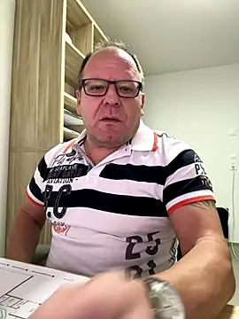 coupleLatinaLovers online show from November 2025 06:17:01 AM