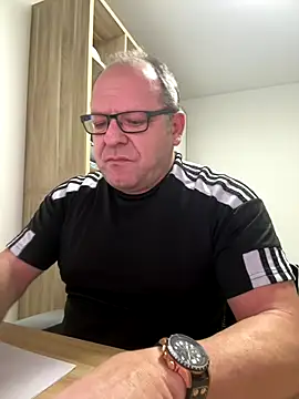 coupleLatinaLovers online show from December 2025 06:05:01 AM