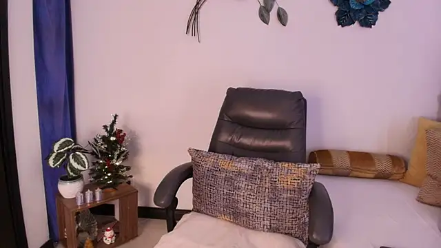 Saray M  online show from December 2025 05:19:01 PM